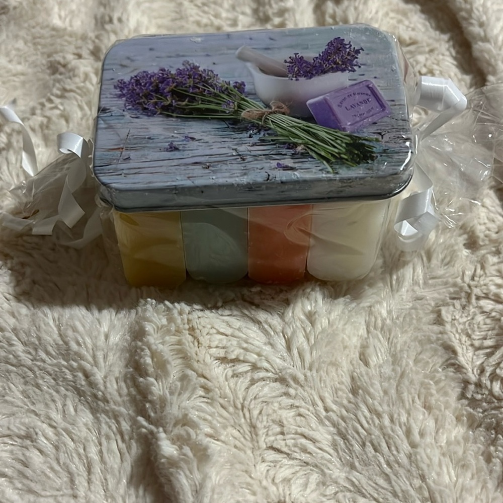 Savon De Marseille  De La Licorne  4 Bats of Soap in Cute litt  Box